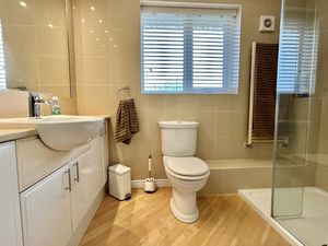 Master En-suite- click for photo gallery